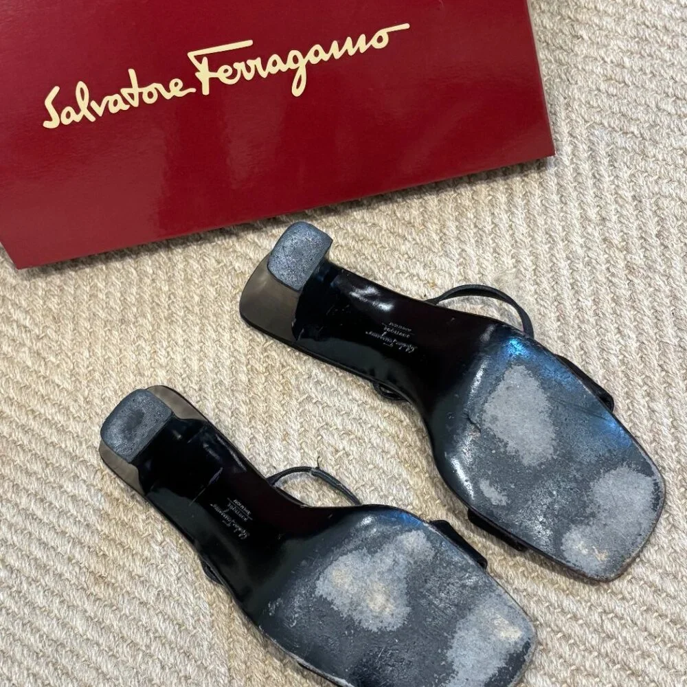 Salvatore Ferragamo Ranita Bow Sandals with elastic strap - Picture 12 of 13